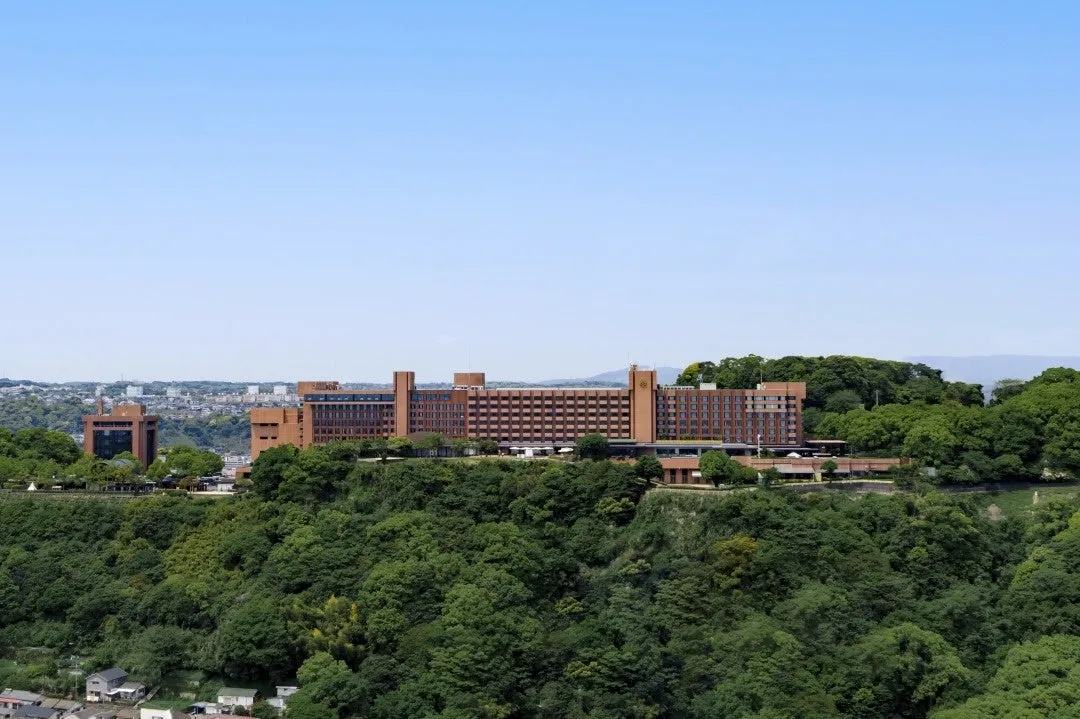 城山の上に建つSHIROYAMA HOTEL kagoshimaの外観