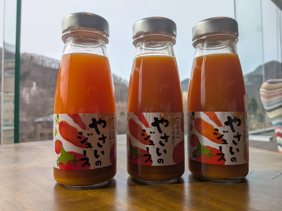 のぐち北湯沢ファーム直送の濃厚な野菜ジュースが並ぶ様子