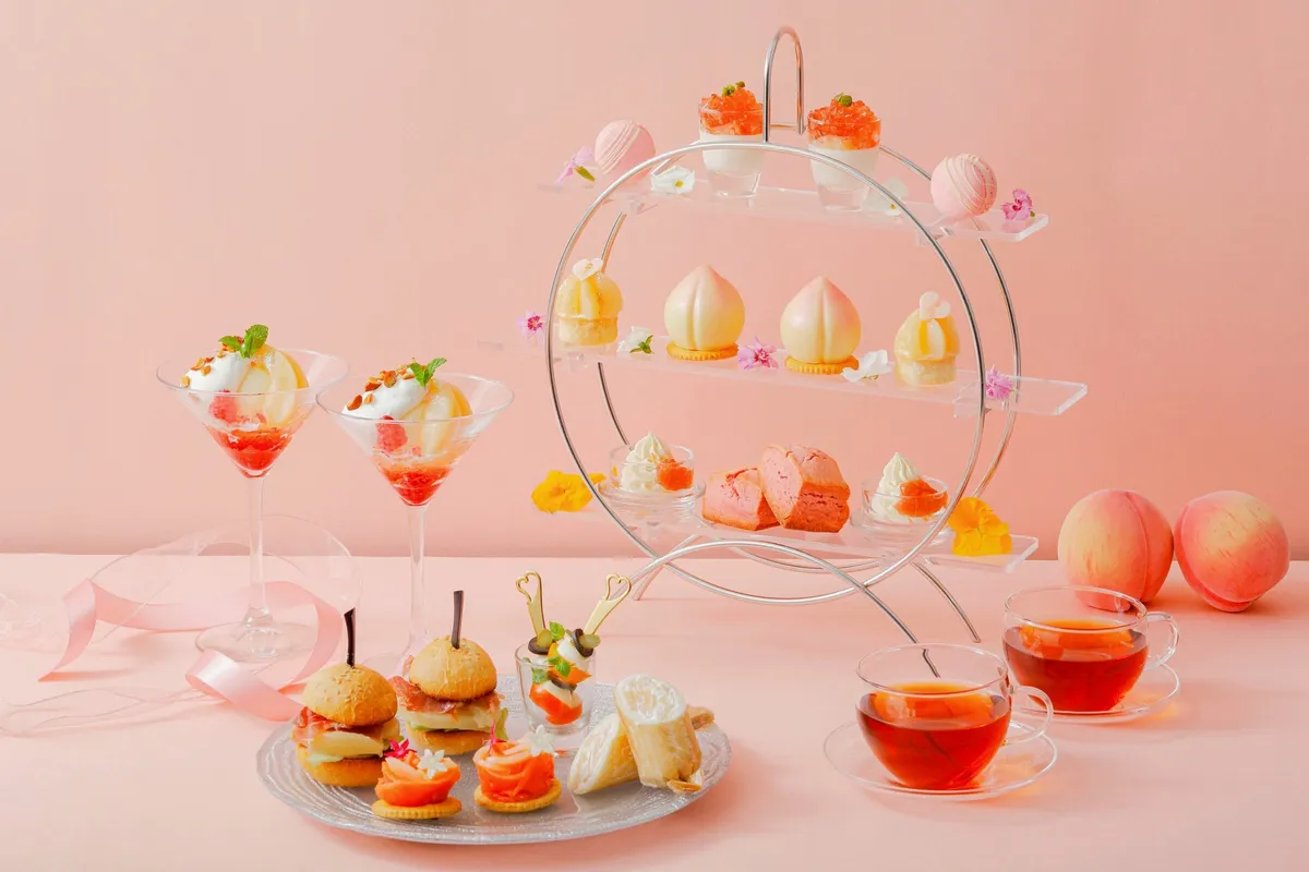 桃色に彩られた華やかなアフタヌーンティーセットの全景