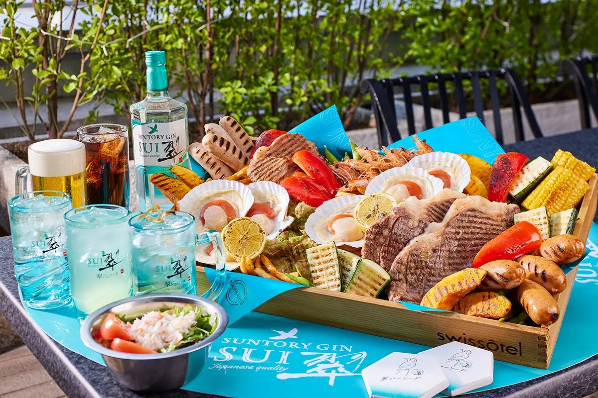 翠ジンと豪華なグリル料理が並ぶテーブル