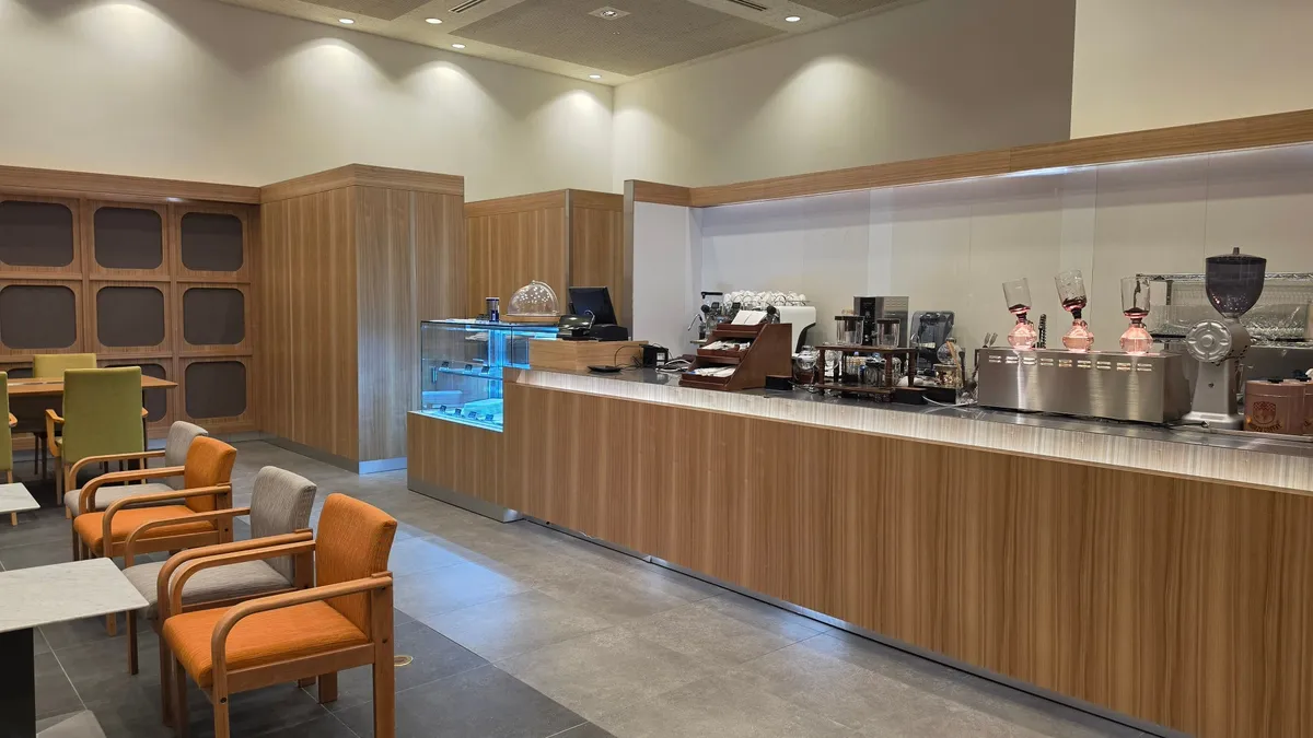 木目調の落ち着いたインテリアが印象的なCafé NUPURIの店内
