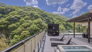 奥湯河原温泉 山翠楼、お部屋チェックインで叶える極上の私的空間。新緑を望む贅沢な滞在プラン