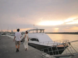 沖縄プリンスホテルで極上の夕陽体験を。海から眺めるサンセット&夜景クルーズが期間限定で登場