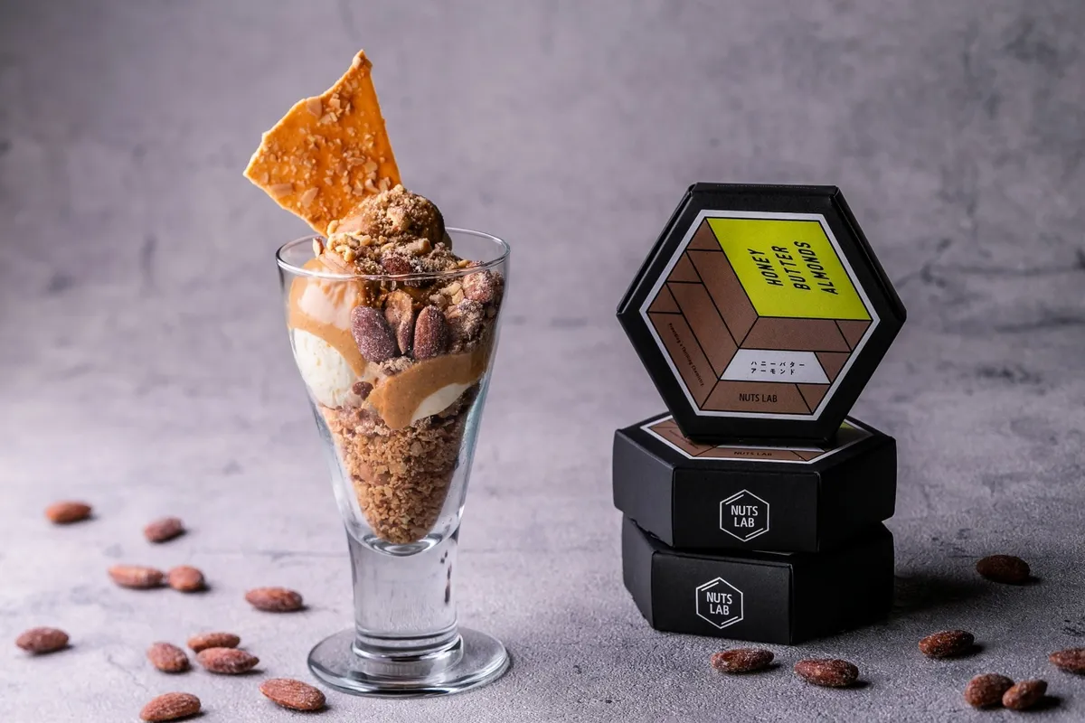 ナッツグラスアイスとNUTS LABのパッケージ