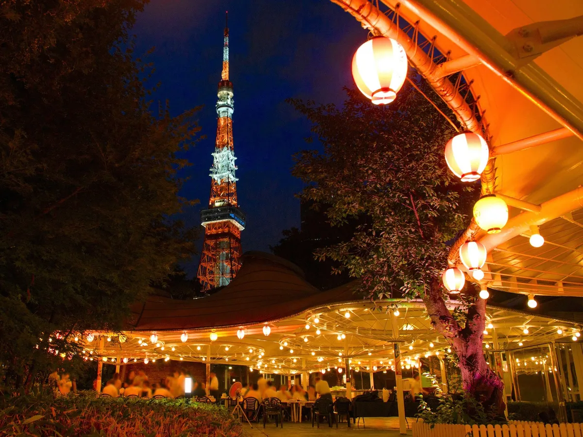 東京タワーと提灯が輝くビアガーデンの夜景