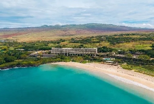 マウナ ケア ビーチ ホテルの全景。美しい海と自然に囲まれたリゾート外観