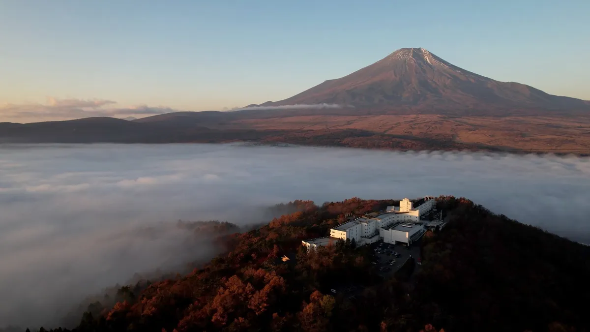 雲海に浮かぶホテルマウント富士と朝焼けの富士山