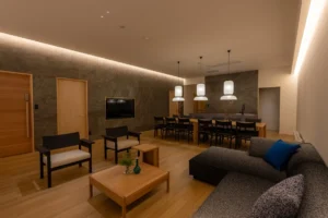 函館・宝来町に元コンビニ再生の一棟貸し「NEXUS HOTEL 函館」開業 最大12名で暮らすように泊まる