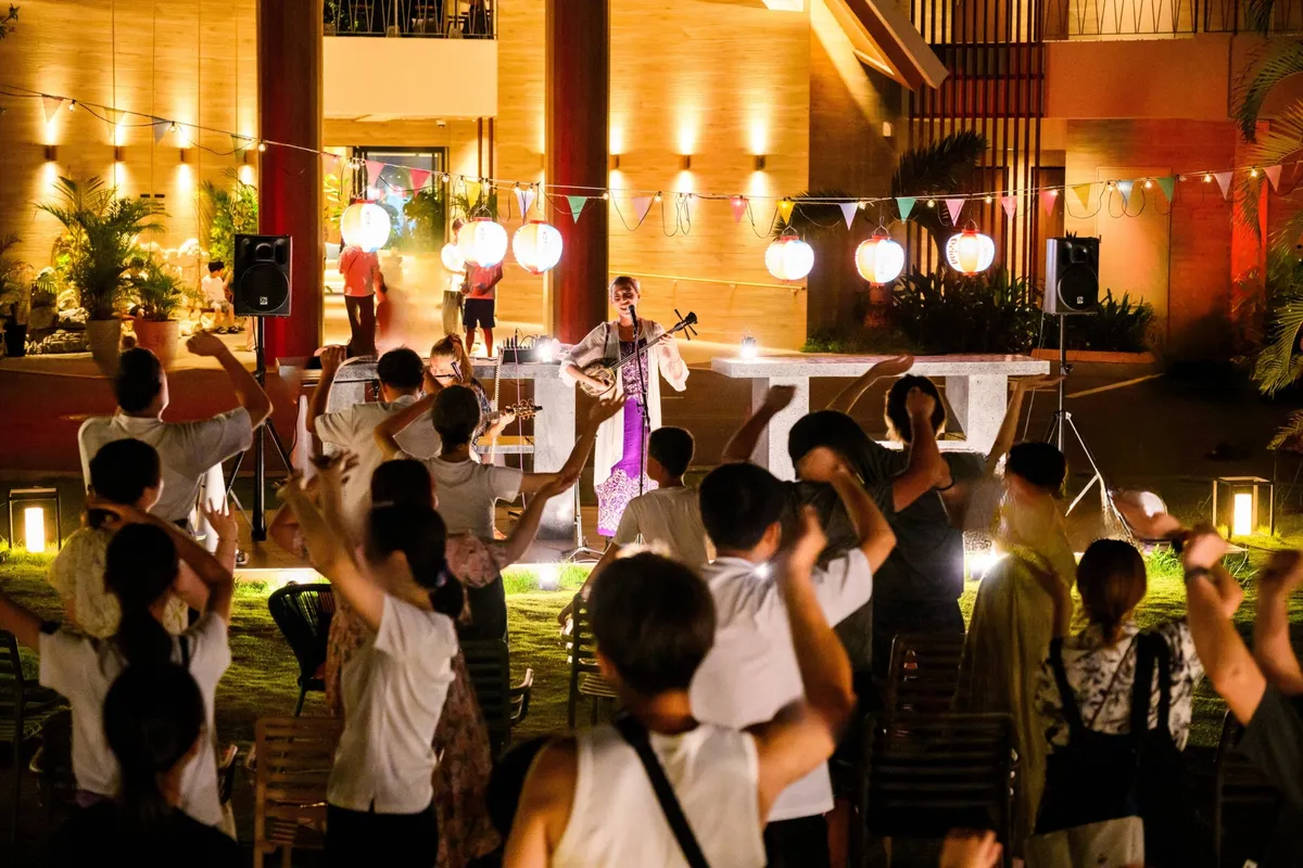 三線ライブで盛り上がる夜のガーデン