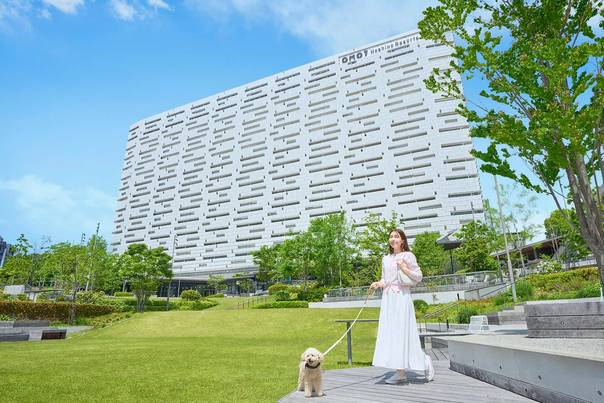 緑豊かなガーデンエリアで愛犬と散歩する様子