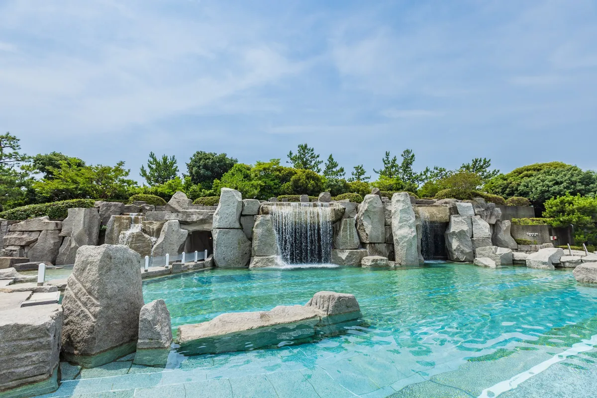滝が流れるガーデンプール
