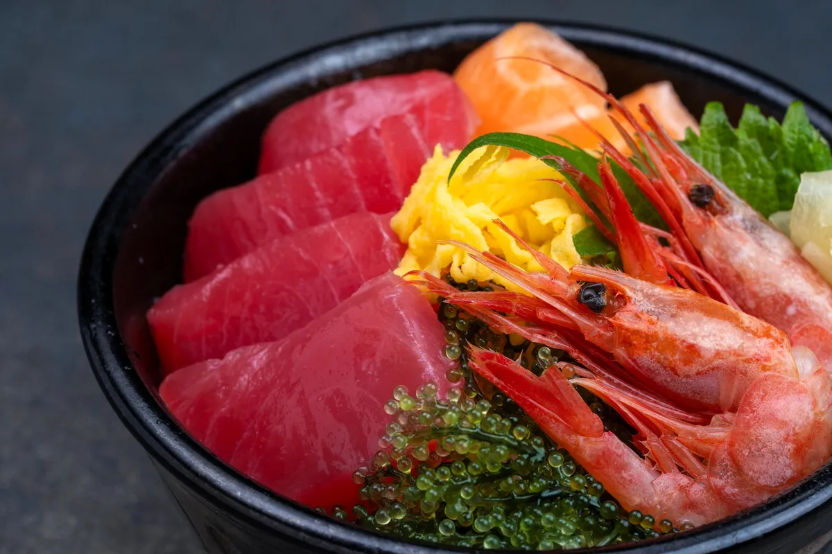 天然生マグロ「なはまぐろ」を贅沢に乗せた海鮮丼