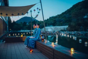【界 雲仙】長崎の避暑地でマイナス7度の贅沢!ステンドグラス煌めく「夕涼みテラス」で極上の夏休み