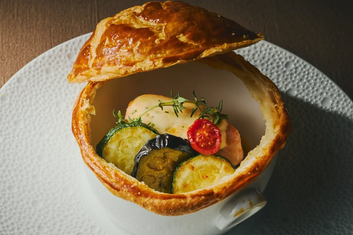 パイを崩して楽しむサーモンと夏野菜の逸品