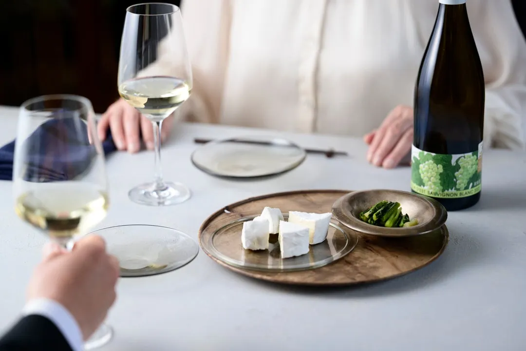 信州ワインと発酵食品のペアリングを楽しむ様子