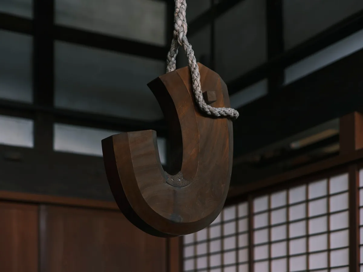 天井から吊るされた重厚な木製の自在鉤