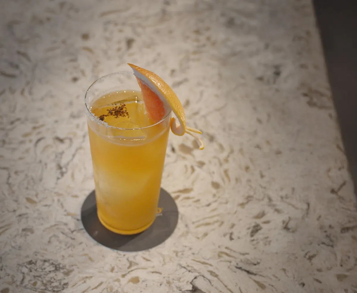 グレープフルーツと醤油粕のトッピングが施されたカクテル「The Cape Paloma」