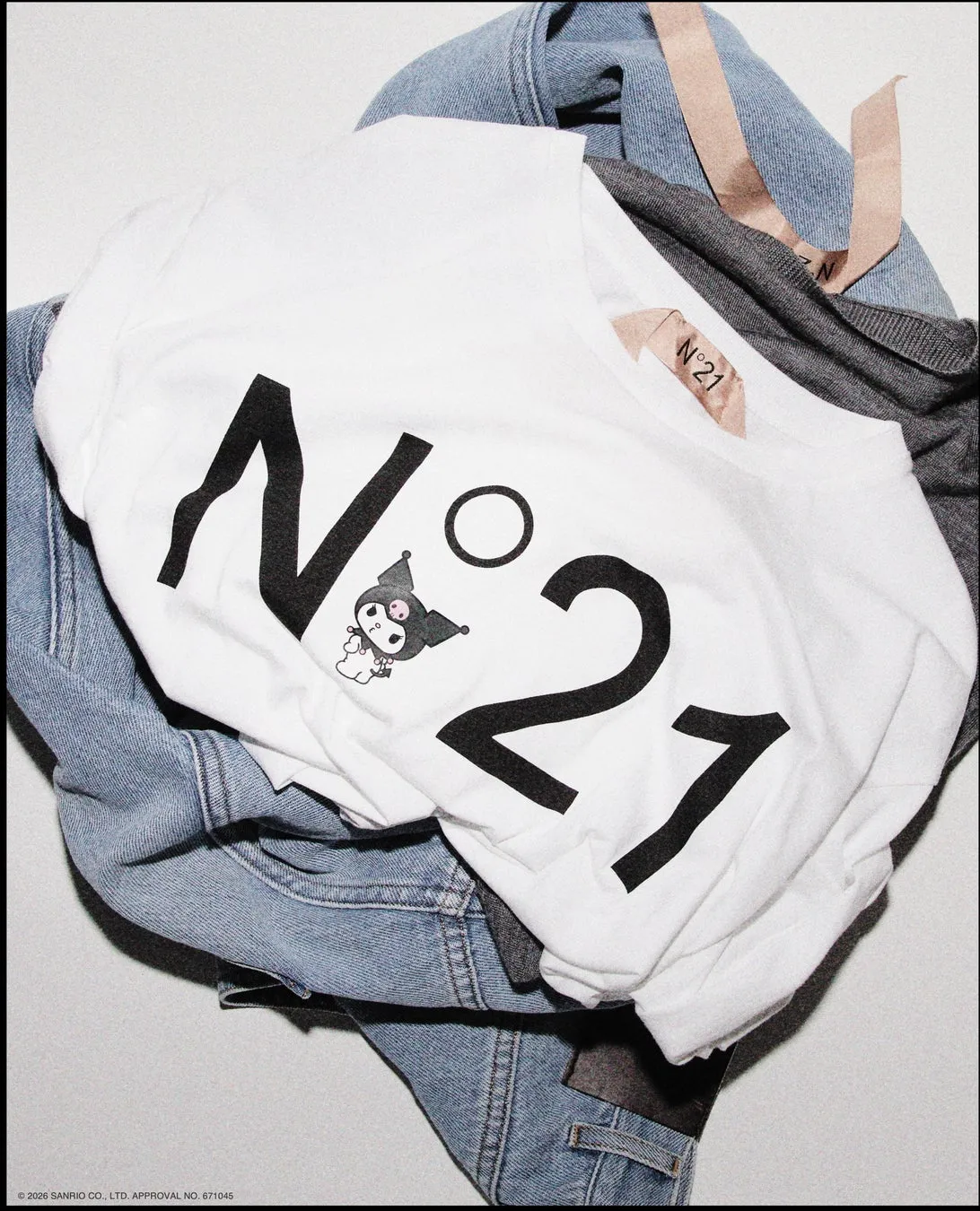 N21のロゴとサンリオの「クロミ」がデザインされた、限定コラボTシャツ