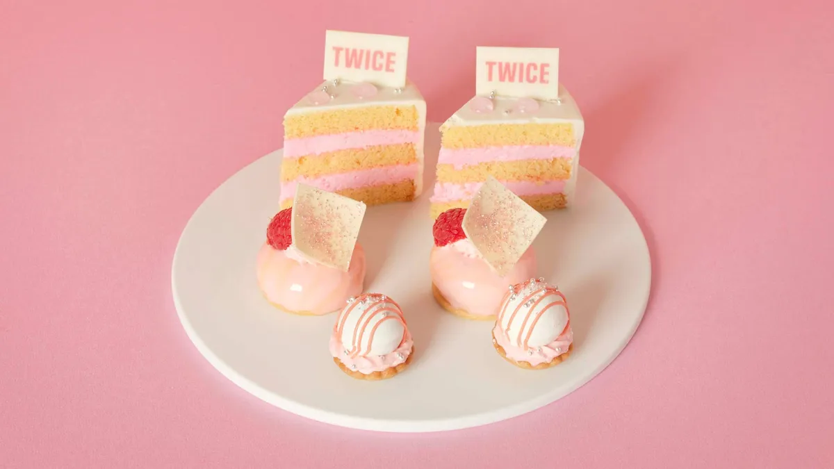 TWICEのロゴプレートが添えられた繊細なスイーツプレート