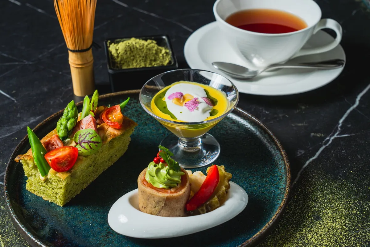 抹茶のフォカッチャやムースリンヌなど、緑が鮮やかなセイボリープレート。