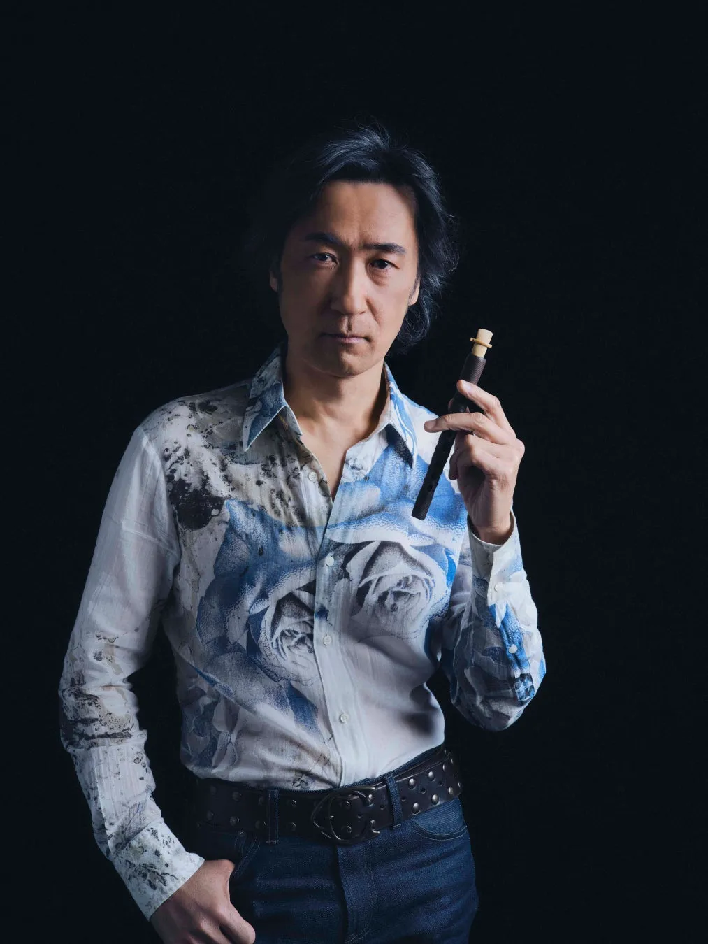 篳篥を手に持つ雅楽師・東儀秀樹氏のポートレート