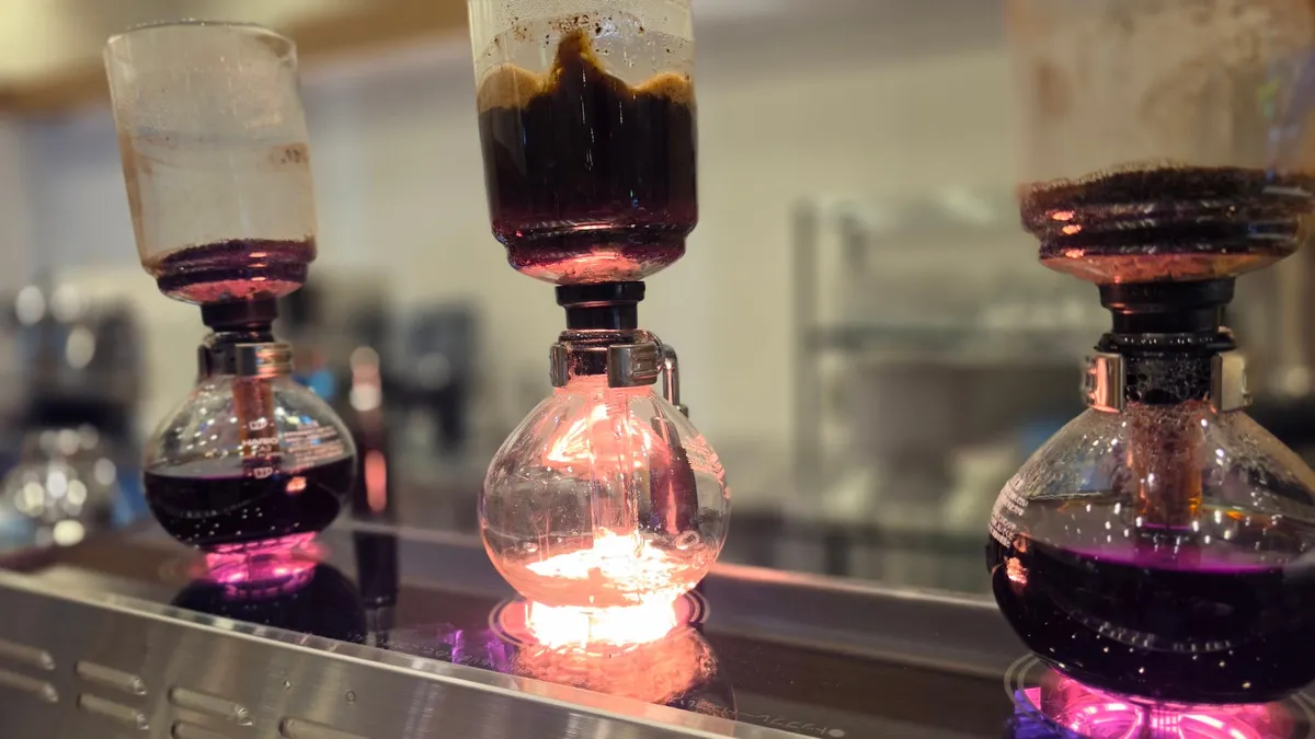 光に照らされながら丁寧に抽出されるサイフォンコーヒー