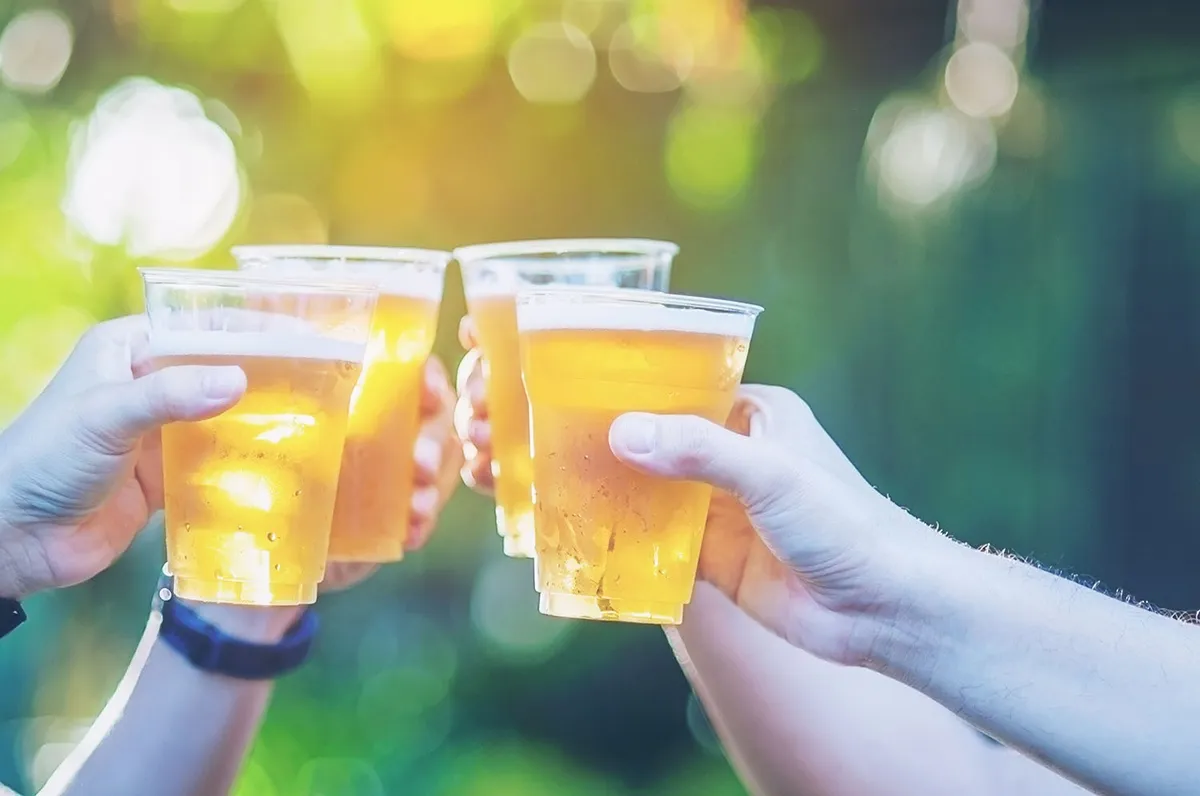 ビールジョッキで乾杯するグループの様子