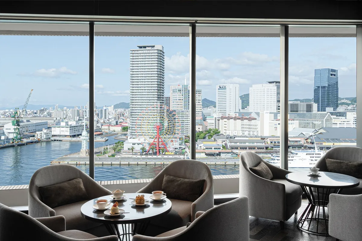 昼のVIEW CAFEから見える神戸港の景色