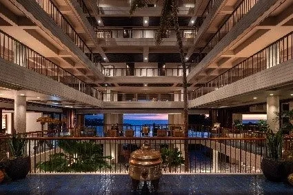 ホテルの象徴的な吹き抜けロビー。歴史を感じさせる重厚な建築デザイン