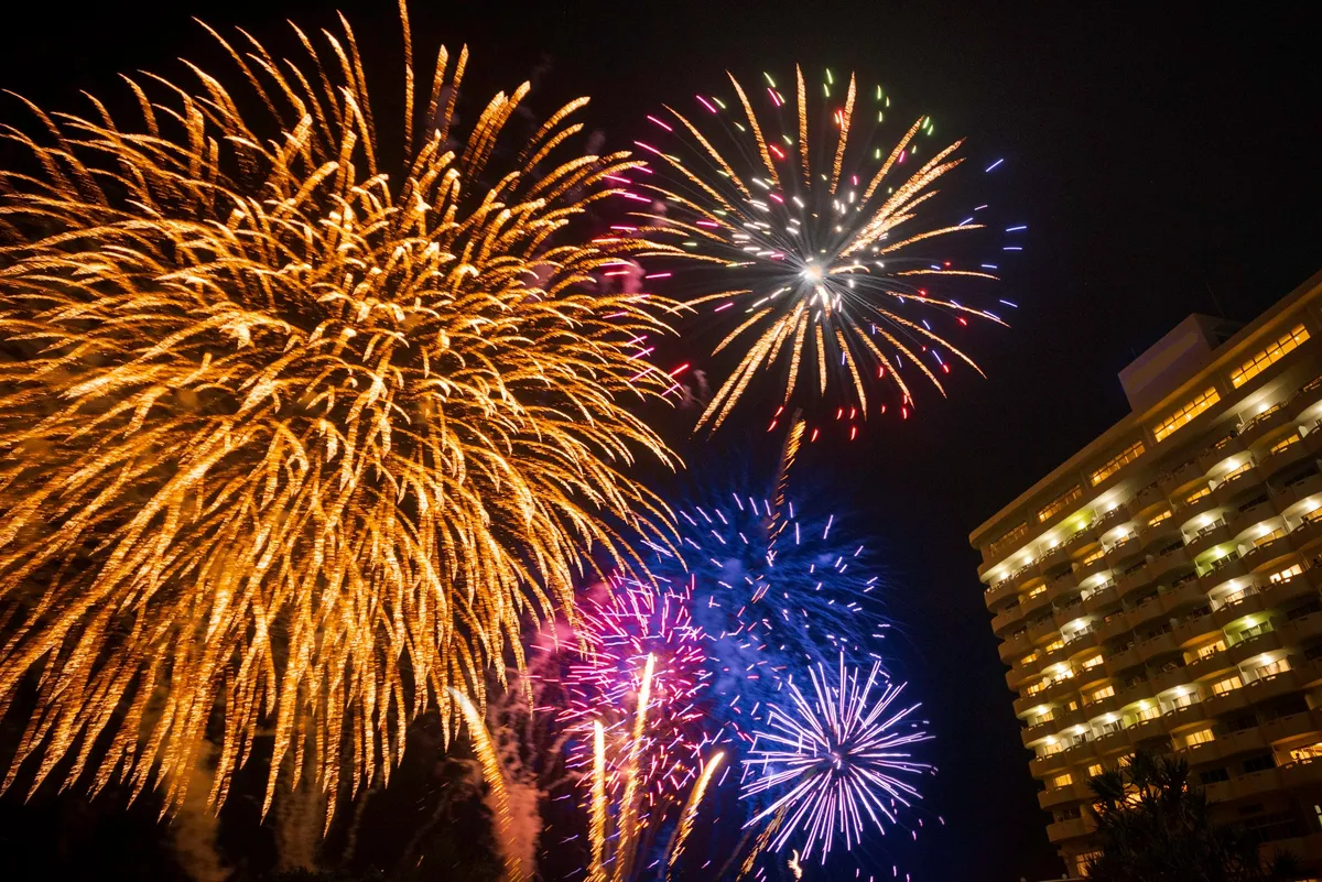 夜空いっぱいに広がる黄金色の打ち上げ花火