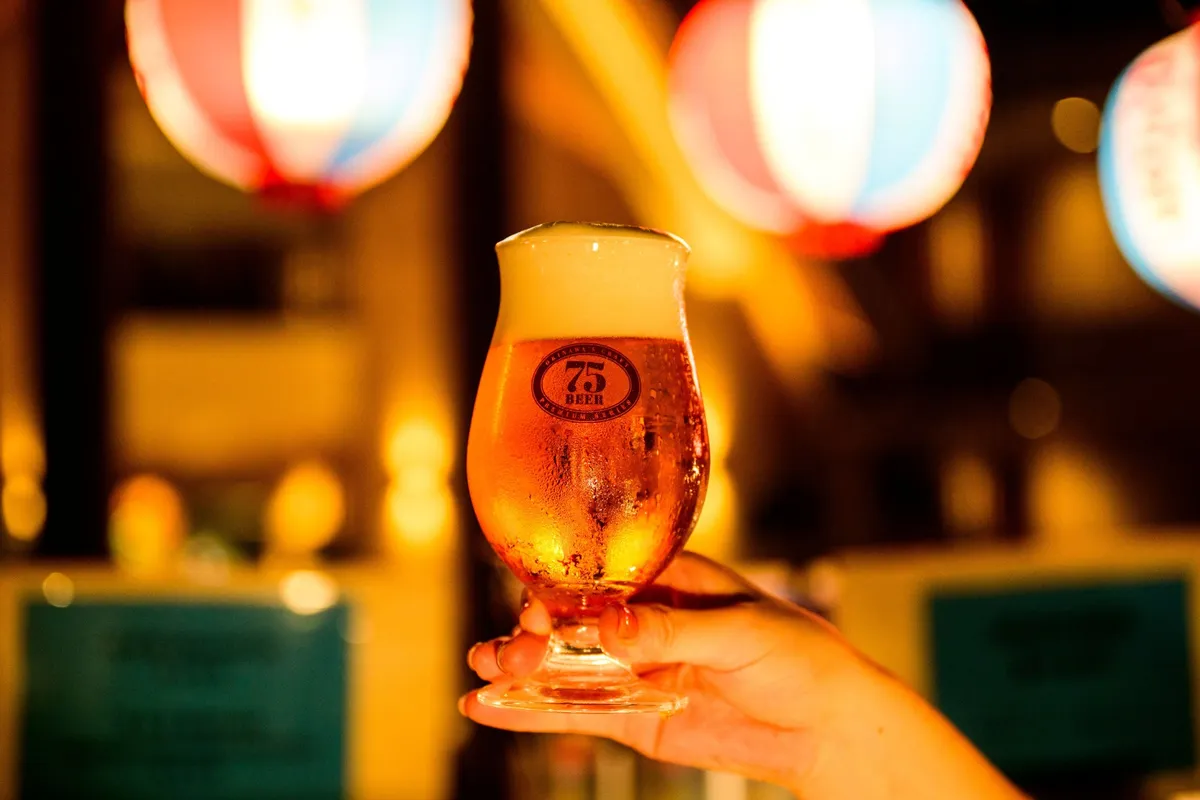 グラスに注がれた冷えたクラフトビール
