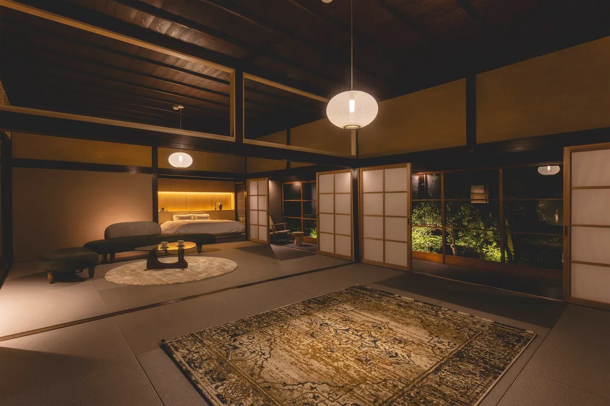 歴史ある梁とモダンな家具が調和する母屋の広間