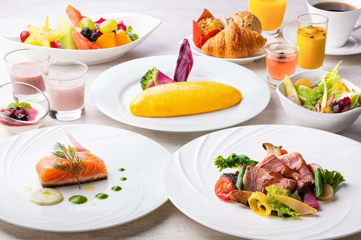 彩り豊かな朝食のメインディッシュとサイドメニュー