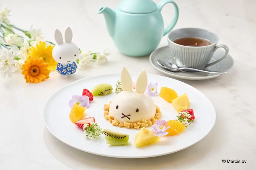 ミッフィーの顔をモチーフにした愛らしいレアチーズケーキ