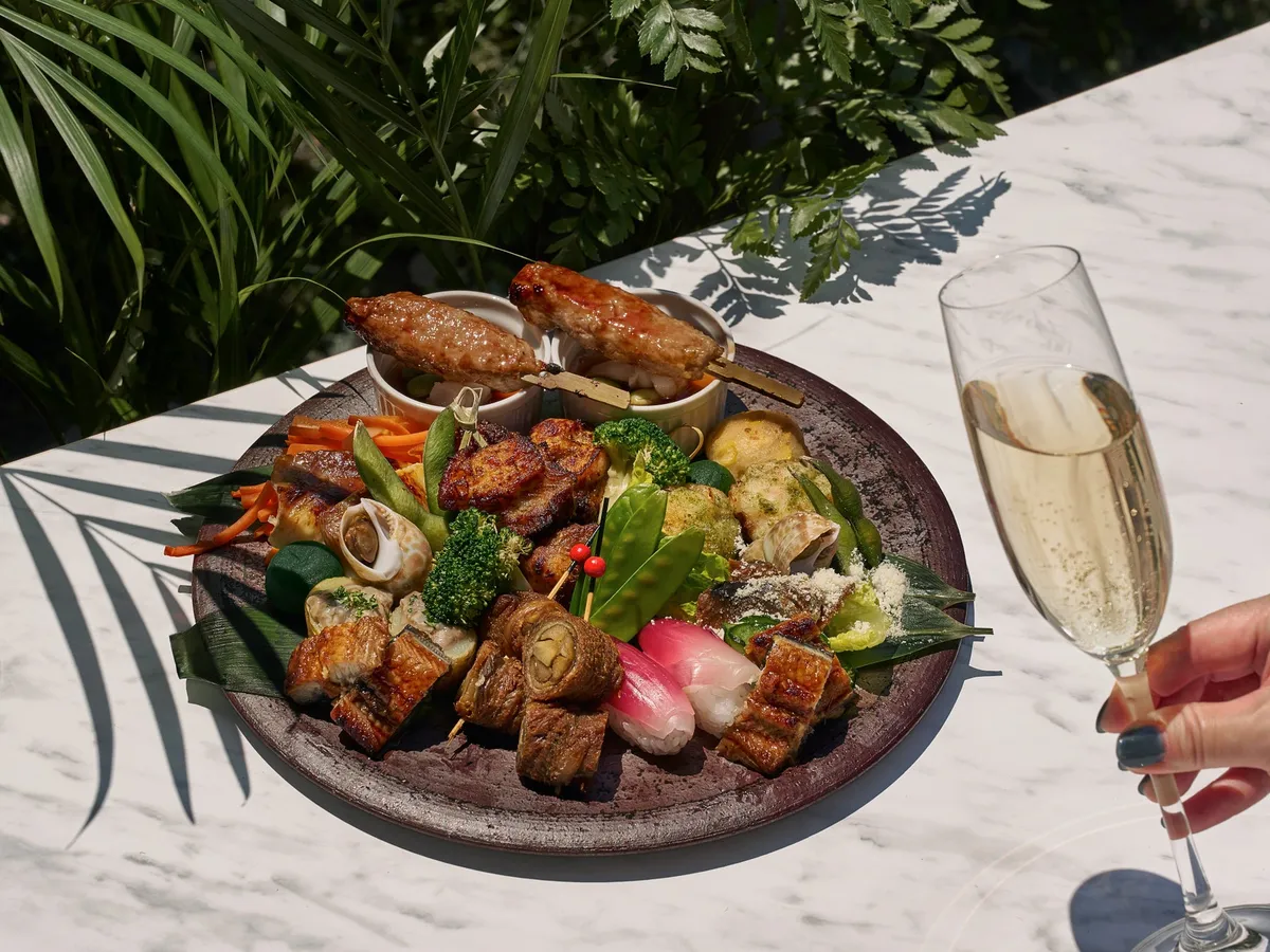 日本各地の郷土料理が並ぶ前菜プレート