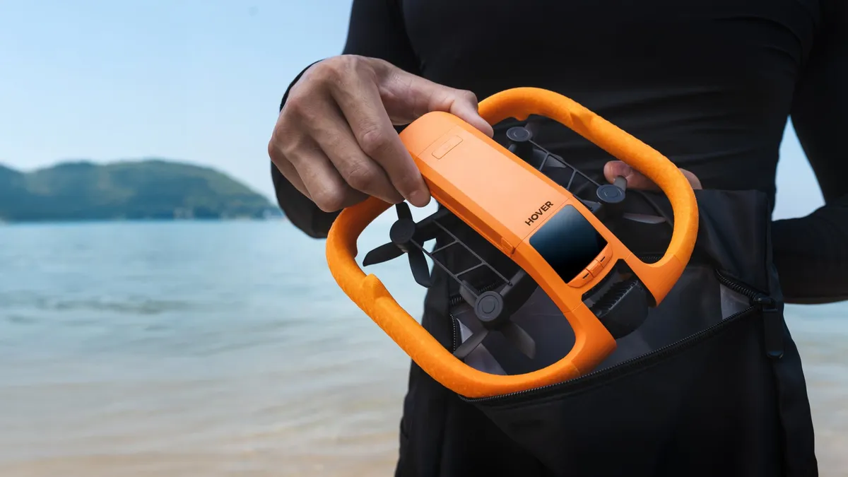 手のひらサイズのオレンジ色のAI防水ドローン