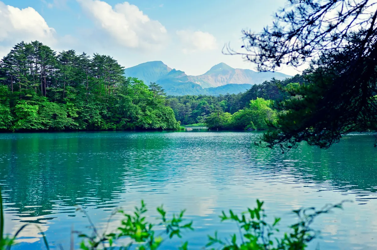 エメラルドグリーンに輝く裏磐梯の絶景
