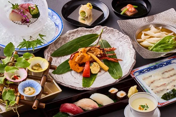 お造りの氷室盛りや前菜が美しく並ぶ会席料理の全景