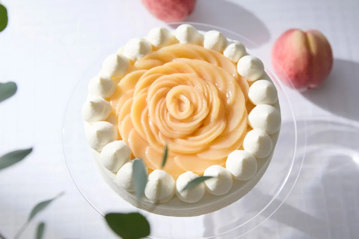桃をバラの花びらのように敷き詰めた華やかなホールケーキ