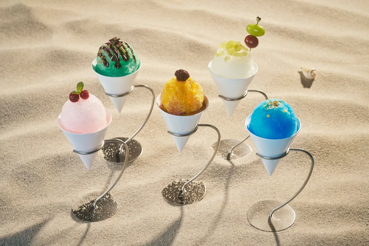 砂浜に並ぶ5種類のカラフルなスノーコーン
