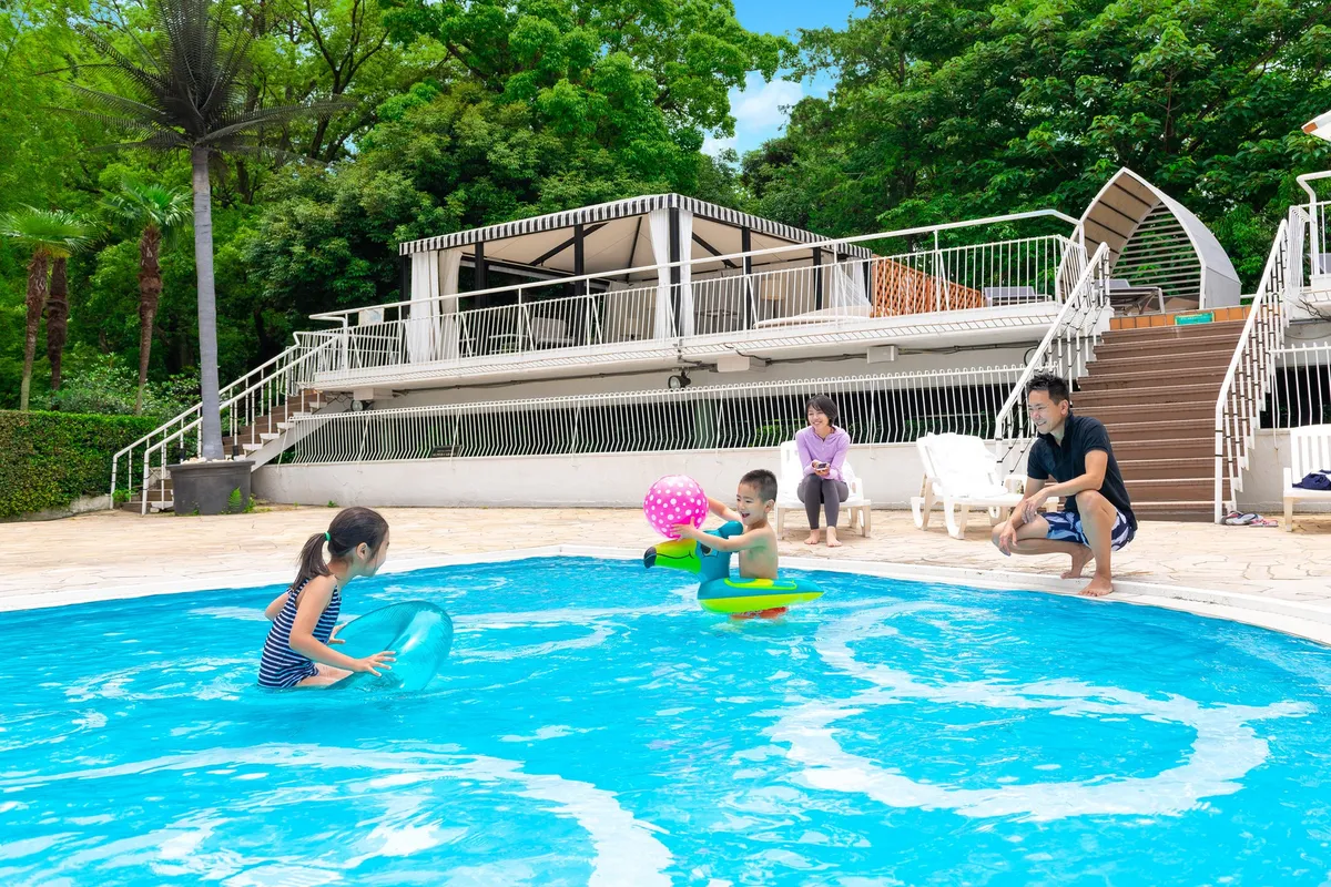 子供たちが浮き輪で楽しそうに遊ぶプールの様子