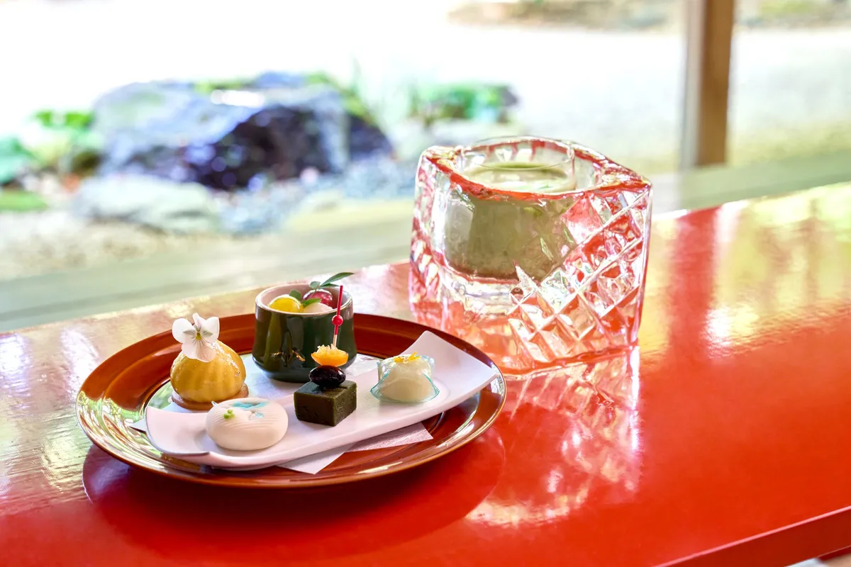 氷のグラスに入った抹茶ラテと色鮮やかな和スイーツのセット