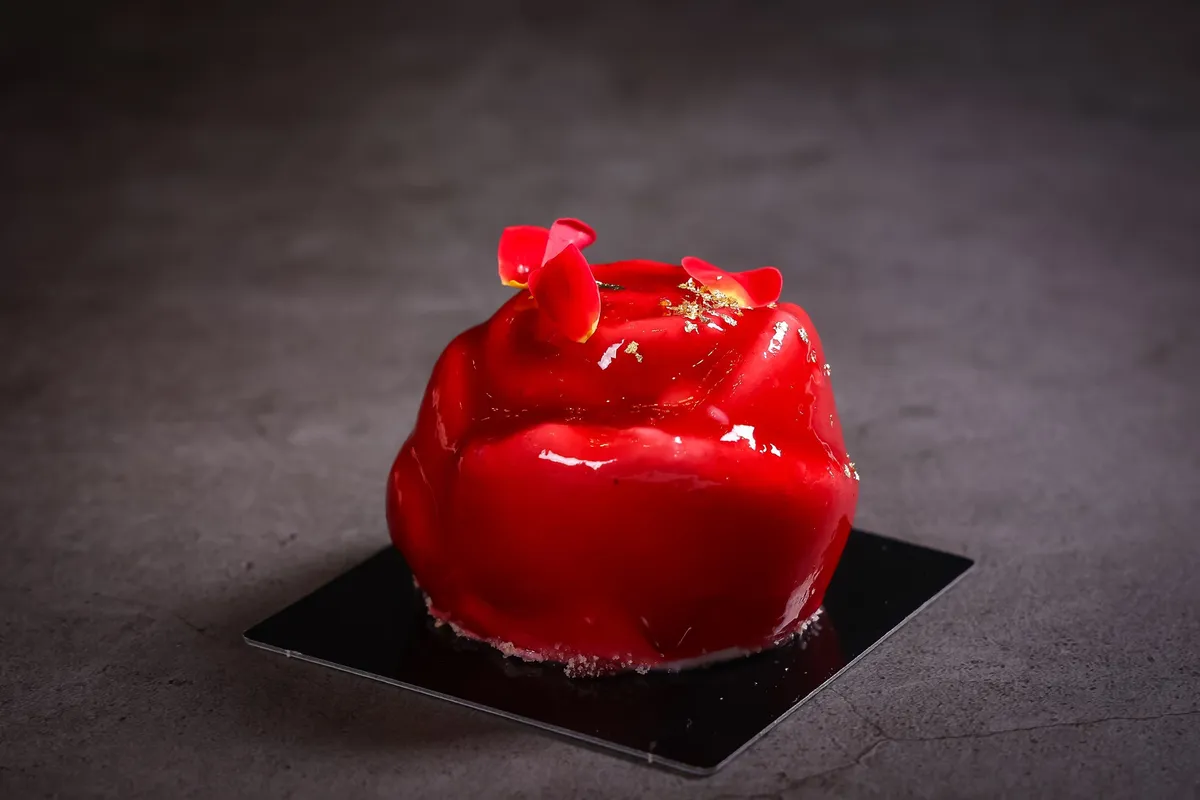 真っ赤なバラをモチーフにした金箔が輝くケーキ ベル エクロジオン