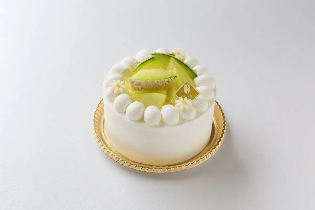 メロンをたっぷり乗せたホールショートケーキ