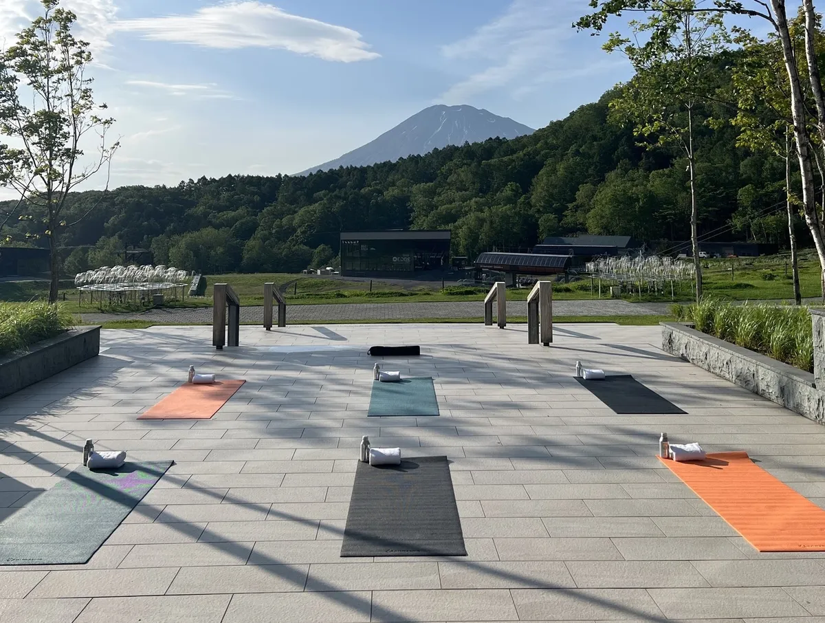 羊蹄山を正面に望む開放的なテラスに並べられたヨガマット