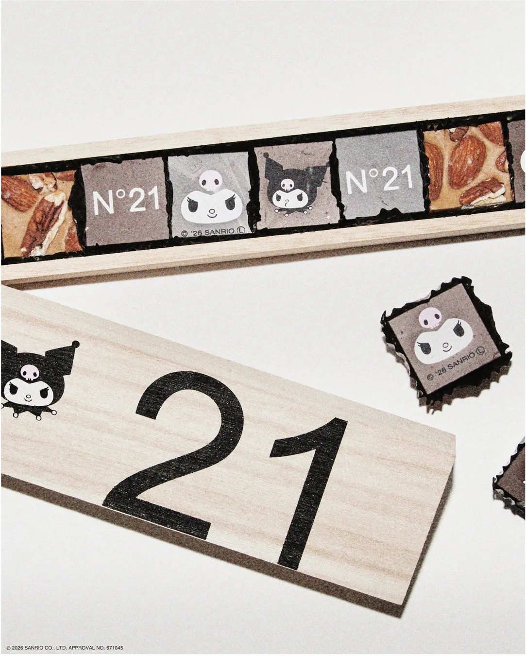クロミとN21のロゴがプリントされた、スタイリッシュな木箱入りチョコレート