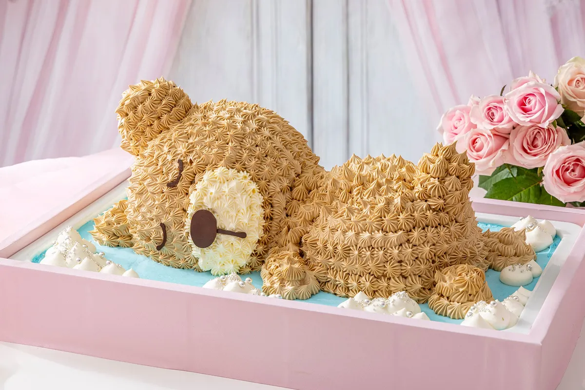 くまの形をしたケーキ