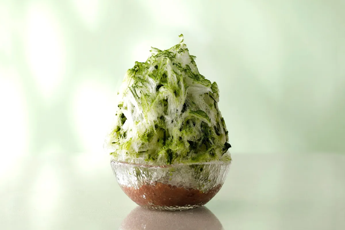 抹茶シロップがたっぷりかかったふわふわの天然氷かき氷