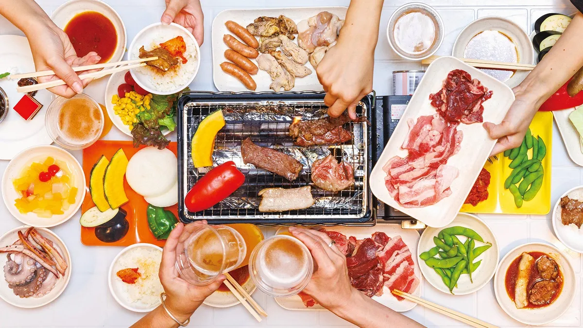 テーブルに並んだ焼肉やサイドメニューの食べ放題イメージ