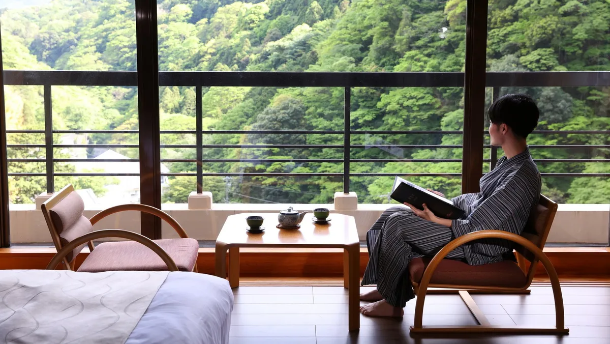 緑豊かな景色を眺める客室でのひととき